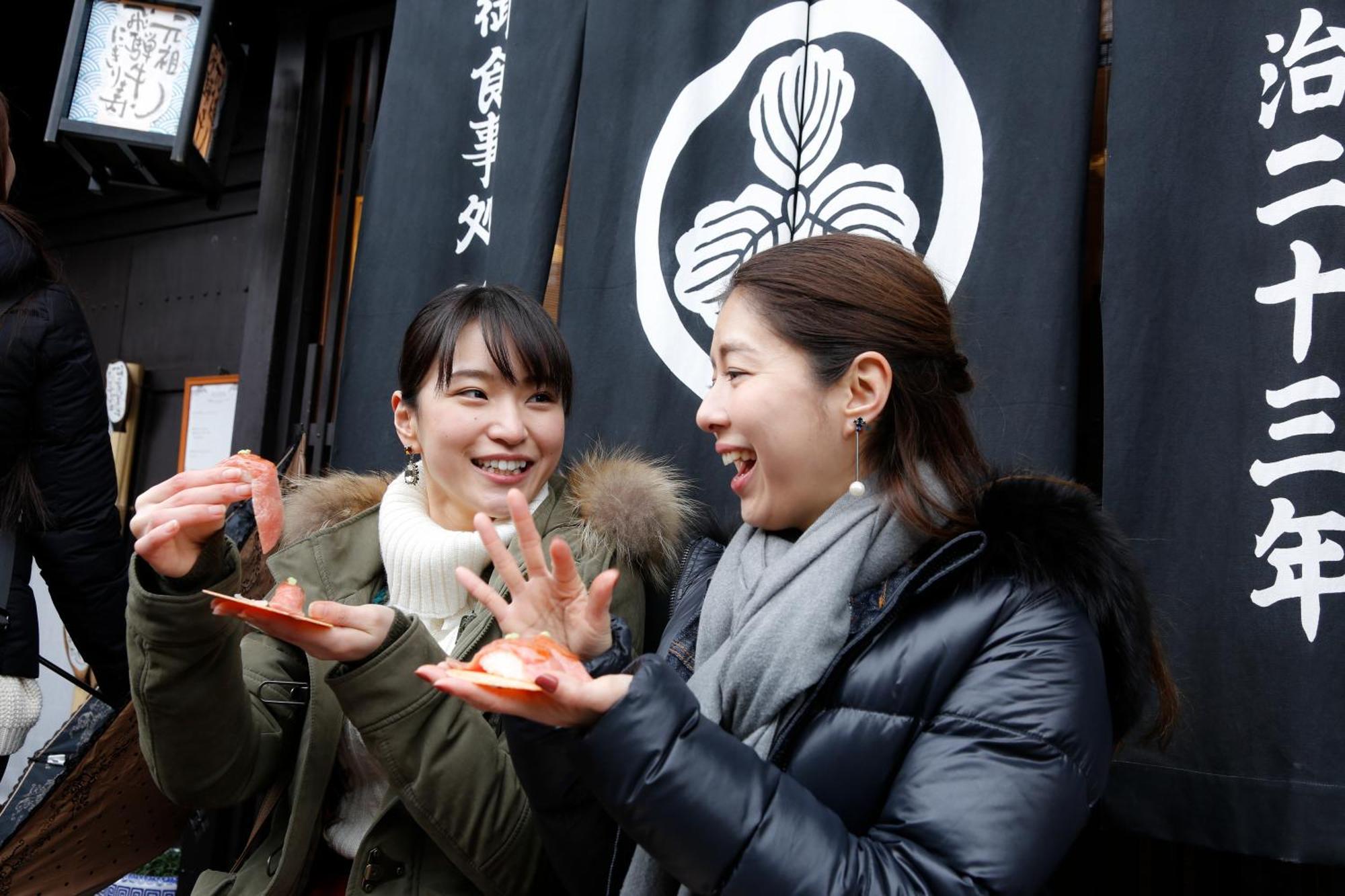 Hida Takayama Onsen Takayama Green Hotel Keio Group Hotels Экстерьер фото Two women playing hand games in Japan